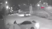 Hatay'da otomobil bahçe duvarına çarptı: Kaza anı kamerada