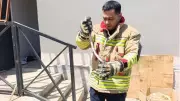 Hatay'ın Kumlu ilçesinde eve giren yılanı itfaiye yakaladı