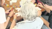 Huzurevinde gençler ve yaşlılar mandala boyadı