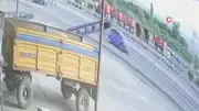 Iğdır'da orta refüje çarpan otomobilde 3 kişi yaralandı: Kaza anı kamerada
