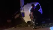 Isparta'da hafif ticari araç direğe çarptı: 2 ölü, 2 yaralı
