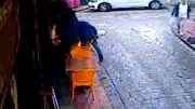 Kafede oturan kadının cep telefonunu çalan hırsız kıskıvrak yakalandı
