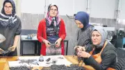 Kara Kehribar Kadınların Elinde Hediyelik Oluyor