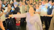 Karsu Dönmez'den yağmura yakalanan çifte düğün sürprizi