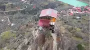 Kemaliye'de Kayalığın Tepesine Yapılan Ev Görenleri Hayrete Düşürüyor