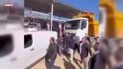 Kesimden Kaçan Boğa Minibüsün Camından İçeri Girmeye Çalıştı