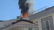 Küçükçekmece'de 4 Katlı Binanın Çatısında Yangın: 3 Kişi Dumandan Etkilendi