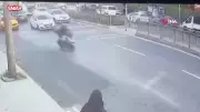 Küçükçekmece'de feci kaza: Genç mühendis hayatını kaybetti, kamyonet sürücüsü ambulansa taşıdı