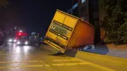 Küçükçekmece'de Palet Yüklü TIR Refüjde Asılı Kaldı