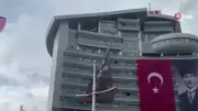 Kılıçdaroğlu destekçileri, Özgür Özel'in parti binasındaki afişini indirdi