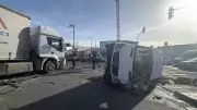 Kocaeli'de işçi servisi tırla çarpıştı: 8 yaralı