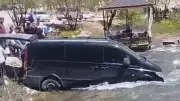 Konya'da Freni Boşalan Minibüs Çaya Girdi, Traktörle Kurtarıldı