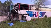 Konya'da yolcu otobüsü TIR'a ve duvara çarptı: 1 ölü, 8 yaralı