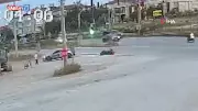 Manavgat'ta motosiklet otomobile çarptı: 2 yaralı, kaza anı kamerada