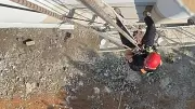 Mersin'de otel inşaatında iskelenin boşalması sonucu 2 işçi 10. katta mahsur kaldı