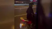 Motosiklet sürücüsü İETT otobüsüne cisim fırlattı, cam kırıldı