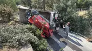 Muğla'da iş makinesi taşıyan kamyon devrildi: 3 yaralı