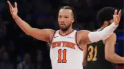 NBA'de Knicks, 22 sayılık farkı kapatarak konferans finaline galibiyetle başladı