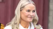 Norveç Veliaht Prensesi Mette-Marit oksijen maskesiyle halkın karşısında