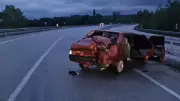 Çorum'da otomobil bariyerlere çarptı: 2 yaralı