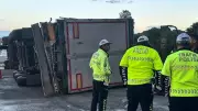 Pendik TEM'de TIR dorsesi devrildi, kurtarma sırasında TIR yan yattı