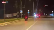 Sakarya'da plakasız motosikletle kasksız tehlikeli şov: 3 kişi trafikte dehşet saçtı
