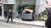 Samsun'da Kontrolden Çıkan Otomobil Terzi Dükkanına Daldı