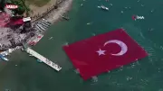 Sapanca Gölü'nde 100 dalgıç 1923 metrekarelik dev Türk bayrağı açtı