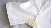 Sararan Koltuk Altı Lekeleri Nasıl Çıkar? Evde Doğal Karışımla Kesin Çözüm