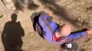 Sokakta uyuyan yaşlı adama tekme atan 2 kişi gözaltına alındı