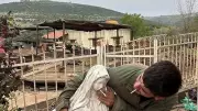 İsrail askerinden Lübnan'da Meryem Ana heykeline sigaralı hakaret