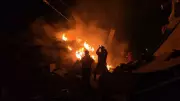 İsrail, Gazze'de Deyr el-Belah'ın Batısında Bir Binayı Bombaladı