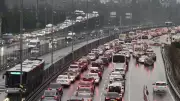 İstanbul'da şiddetli yağış trafiği felç etti, yüzde 80 yoğunluk