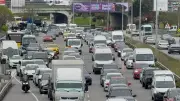 İstanbul'da trafik yoğunluğu yüzde 80'i buldu, araçlar ilerlemekte güçlük çekiyor