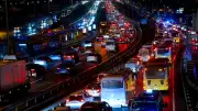 İstanbullular dikkat! Sağanak yağış trafiği felç etti: Yoğunluk %85'e çıktı! İşte kapatılan yollar