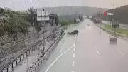 Tarsus'ta Kontrolden Çıkan Otomobil Bariyerlere ve Araca Çarptı: 2 Yaralı