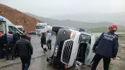 Taziyeye giden minibüs devrildi: 11 kişi yaralandı