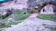 Tokat Reşadiye'de toprak kayması güvenlik kamerasına yansıdı
