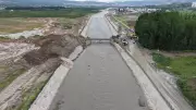 Tokat'ta taşkın riskine karşı köprü kontrollü yıkılıyor, jandarma megafonla uyarıyor