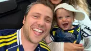 Tolga Sarıtaş, eşi ve oğluyla 'Seyahat ekibim' pozunu paylaştı