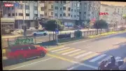 Trabzon'da yaya geçidinde motosiklete otomobil çarptı: Kaza kamerada