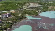 Tunceli'deki Uzunçayır Baraj Gölü'nde kirlilik havadan görüntülendi