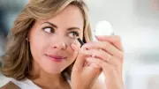 Yaşlanma İzlerini Tek Hamlede Silen Mucizevi Eyeliner Hilesi