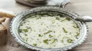 Yaz sofralarının yıldızı ayran aşı çorbası tarifi