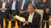 Özgür Özel, CHP Genel Merkezi tahliye tebligatını yırttı: 'Bunun için yıktılar baba ocağını'