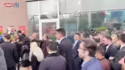 Özgür Özel'in CHP Genel Merkezi'ndeki Afişi İndirildi