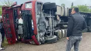 Zonguldak Ereğli'de TIR otomobille çarpışıp devrildi: 6 yaralı