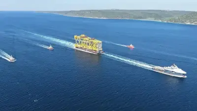 350 Metrelik Sondaj Platformu İstanbul Boğazı'ndan Geçti