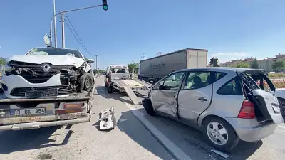 Afyonkarahisar'da feci kaza: 5 araç birbirine girdi, 4 yaralı