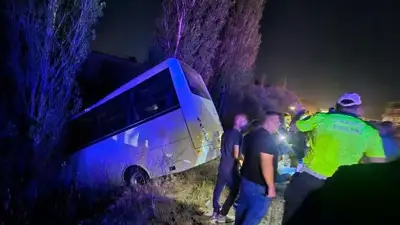 Ankara Mamak'ta servis aracı ile otomobil çarpıştı: 8 yaralı